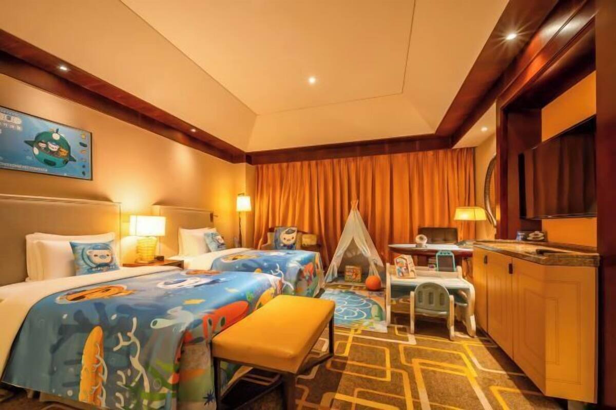 Premium bedding, in-room safe, desk, laptop workspace
