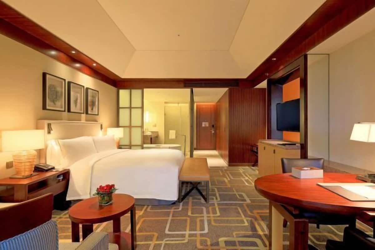 Premium bedding, in-room safe, desk, laptop workspace