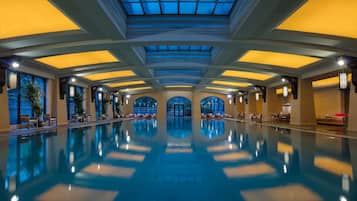 Una piscina cubierta, una piscina al aire libre de temporada, sombrillas