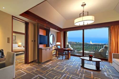 Premium bedding, in-room safe, desk, laptop workspace