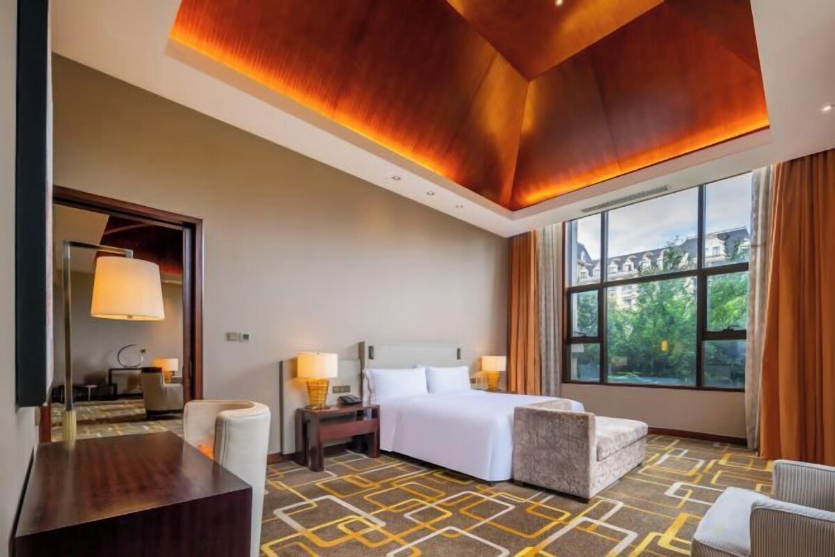 Premium bedding, in-room safe, desk, laptop workspace