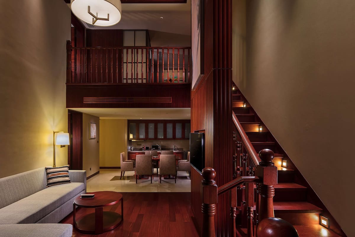 TWO BEDROOM DUPLEX SUITE - LOUNGE ACCESS | Living area | 42-inch flat-screen TV with satellite channels, TV, iPod dock