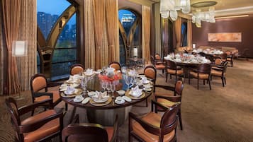 3 restaurants; breakfast, lunch, and dinner served