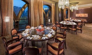3 restaurantes; se sirven desayunos, comidas y cenas