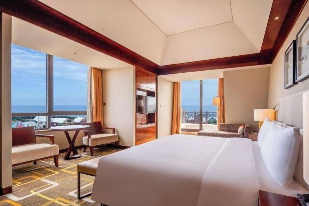 Peralatan tempat tidur premium, peti besi dalam bilik, meja