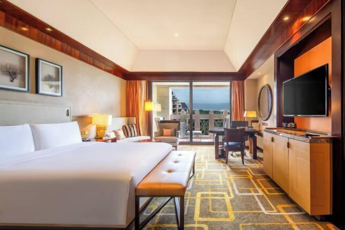 Peralatan tempat tidur premium, peti besi dalam bilik, meja
