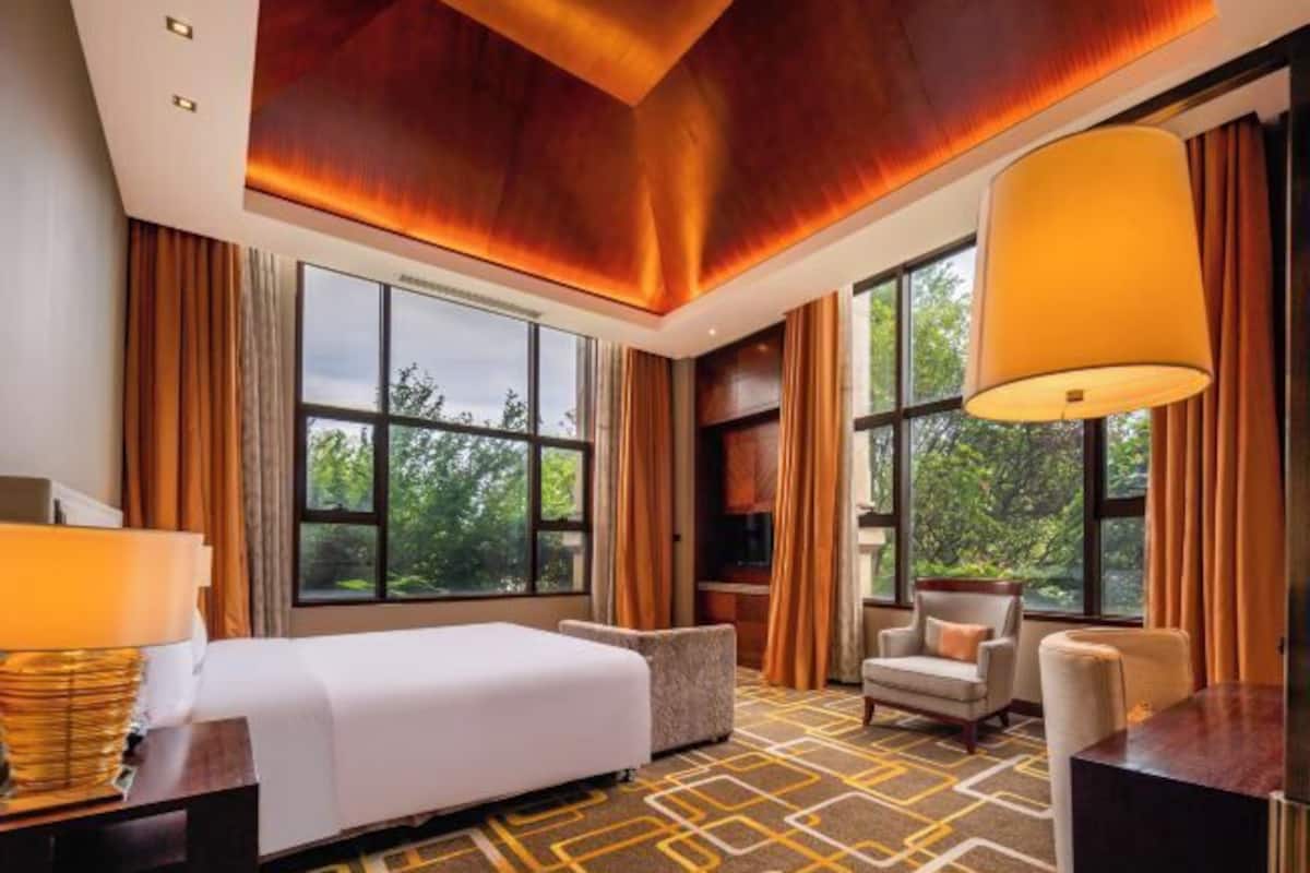 Peralatan tempat tidur premium, peti besi dalam bilik, meja