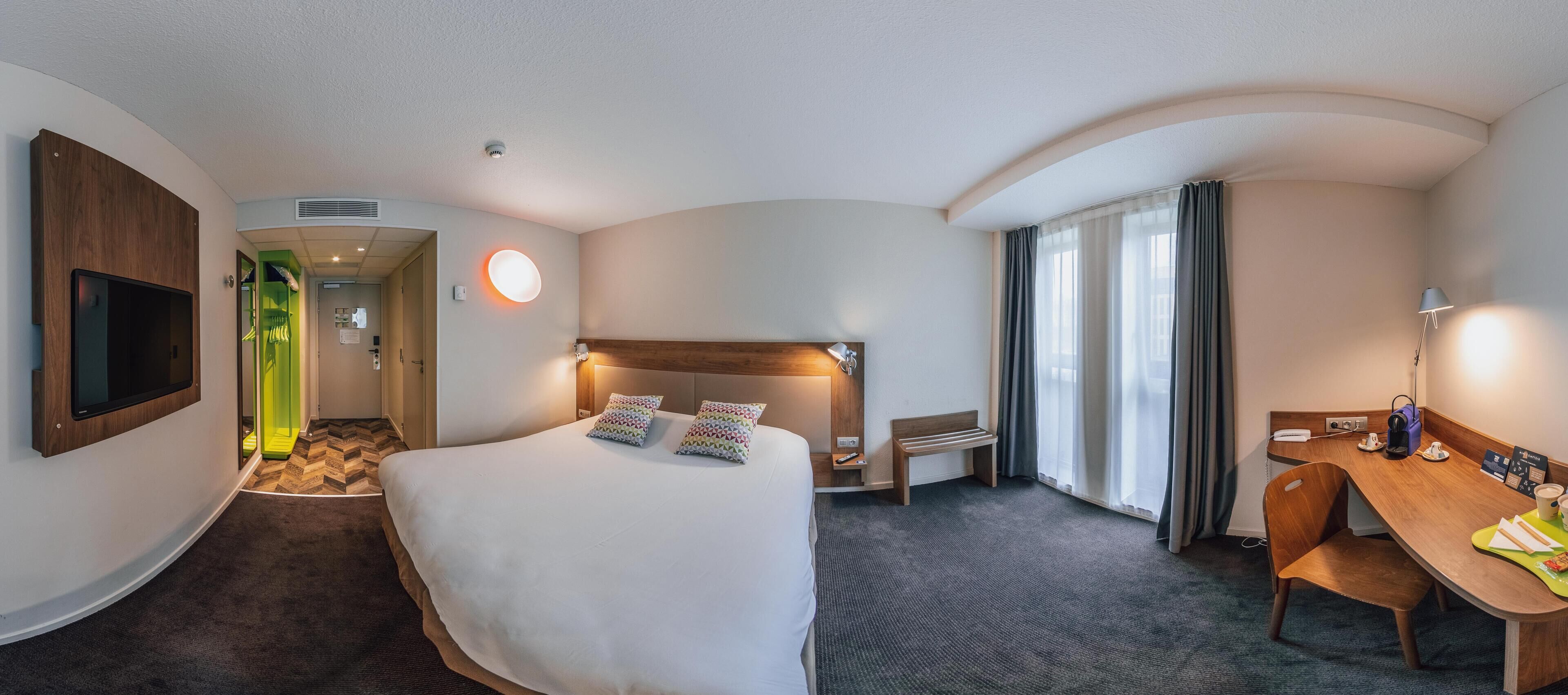 Superior Room, 1 King Bed | Desk, blackout drapes, soundproofing, iron/ironing board