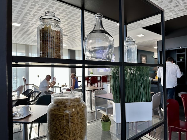 Desayuno buffet todos los días (EUR 14.9 por persona)