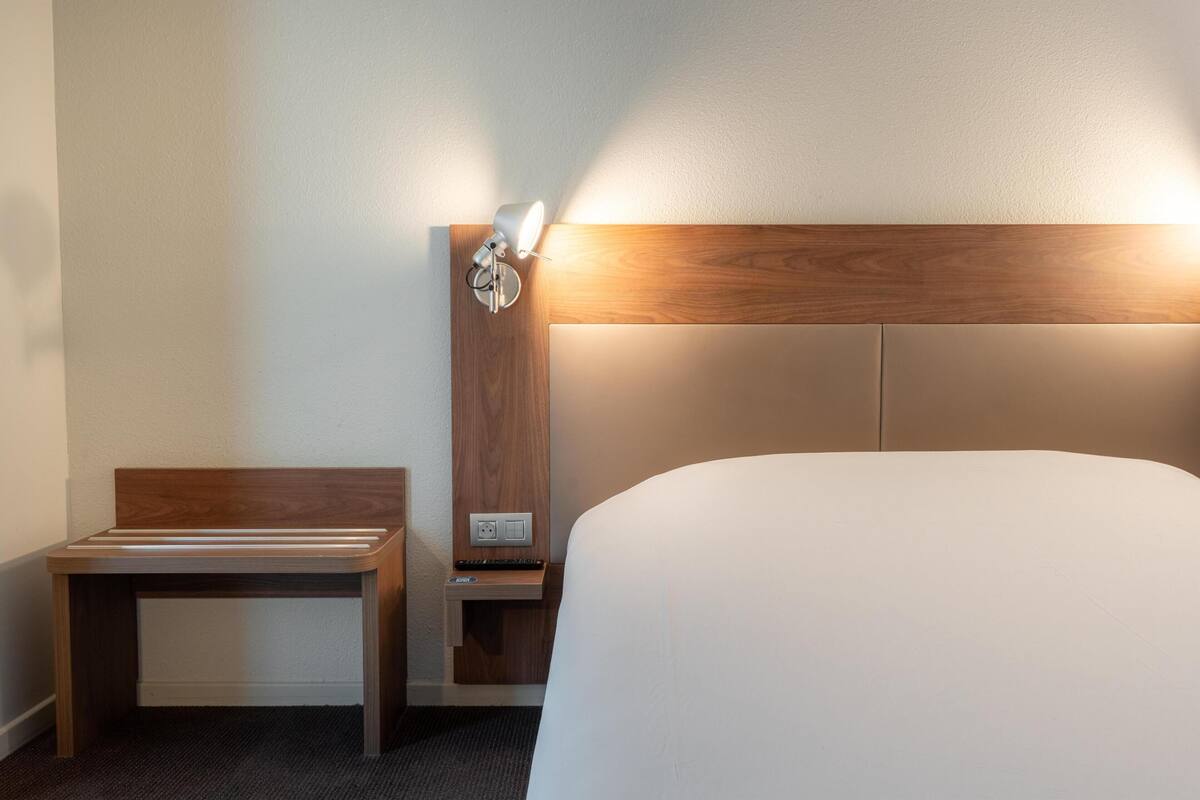 Schreibtisch, Verdunkelungsvorhänge, schallisolierte Zimmer
