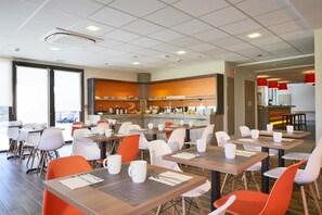 Daily buffet breakfast for a fee