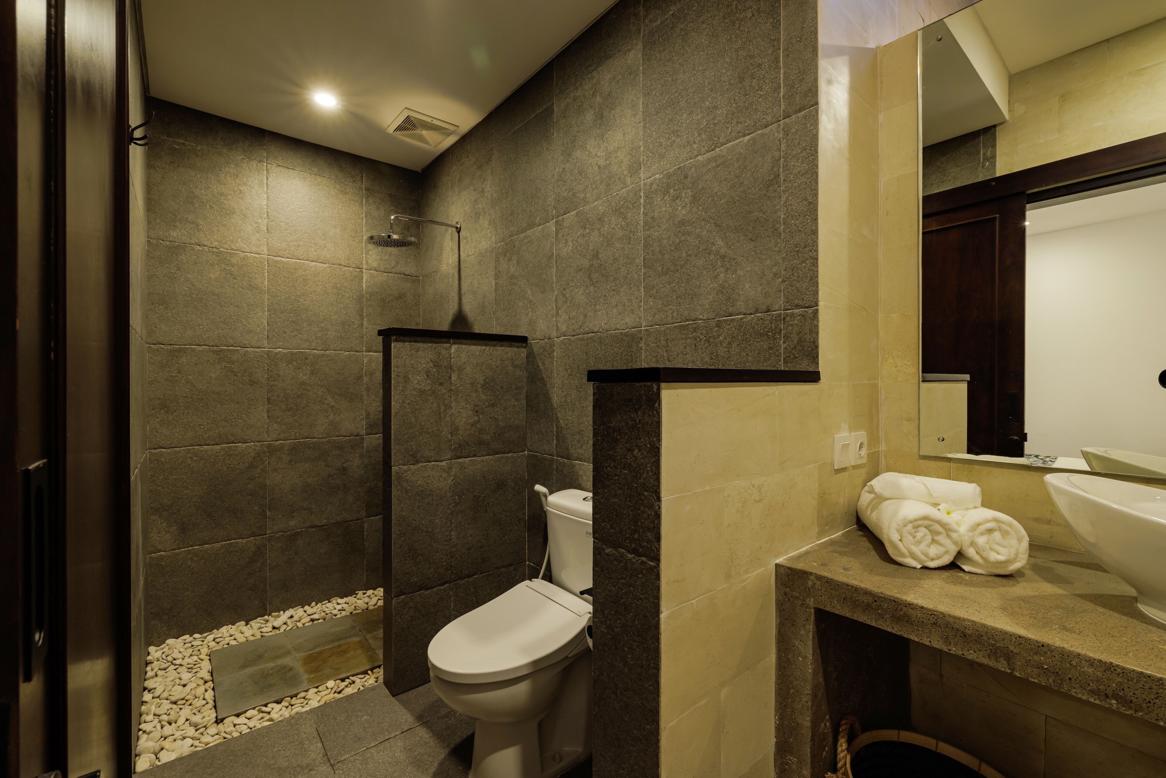 Une salle de bain moderne équipée d’une douche, de toilettes et d’un lavabo.