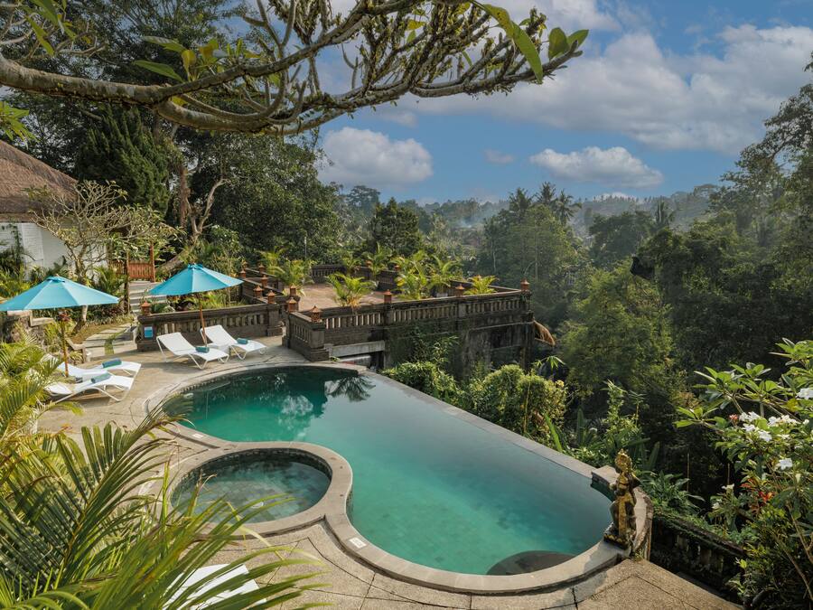 Außenpool, Sonnenschirme, Liegestühle