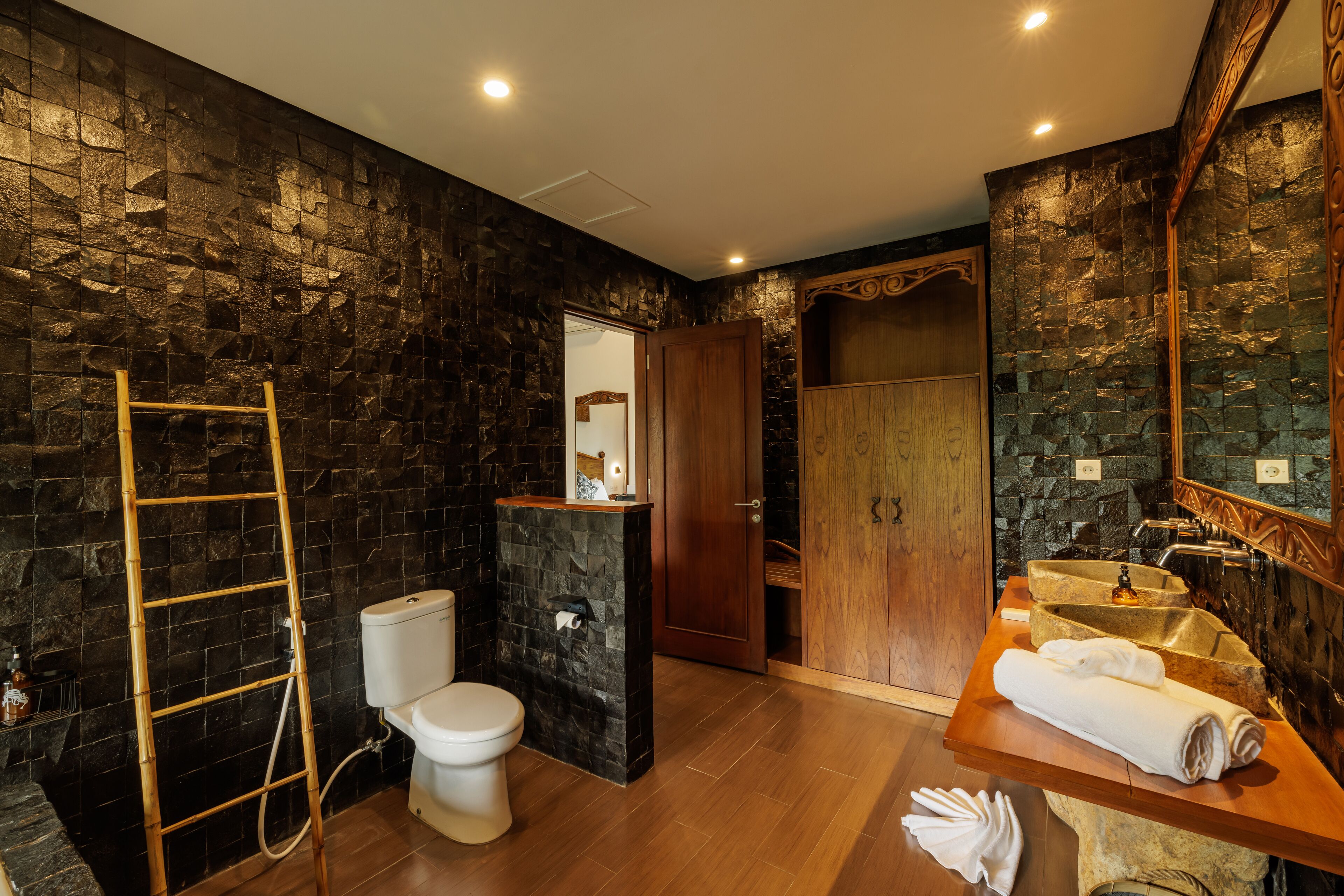 デラックス ダブルまたはツインルーム | バスルーム | バスアメニティ (無料)、ヘアドライヤー、バスローブ、スリッパ