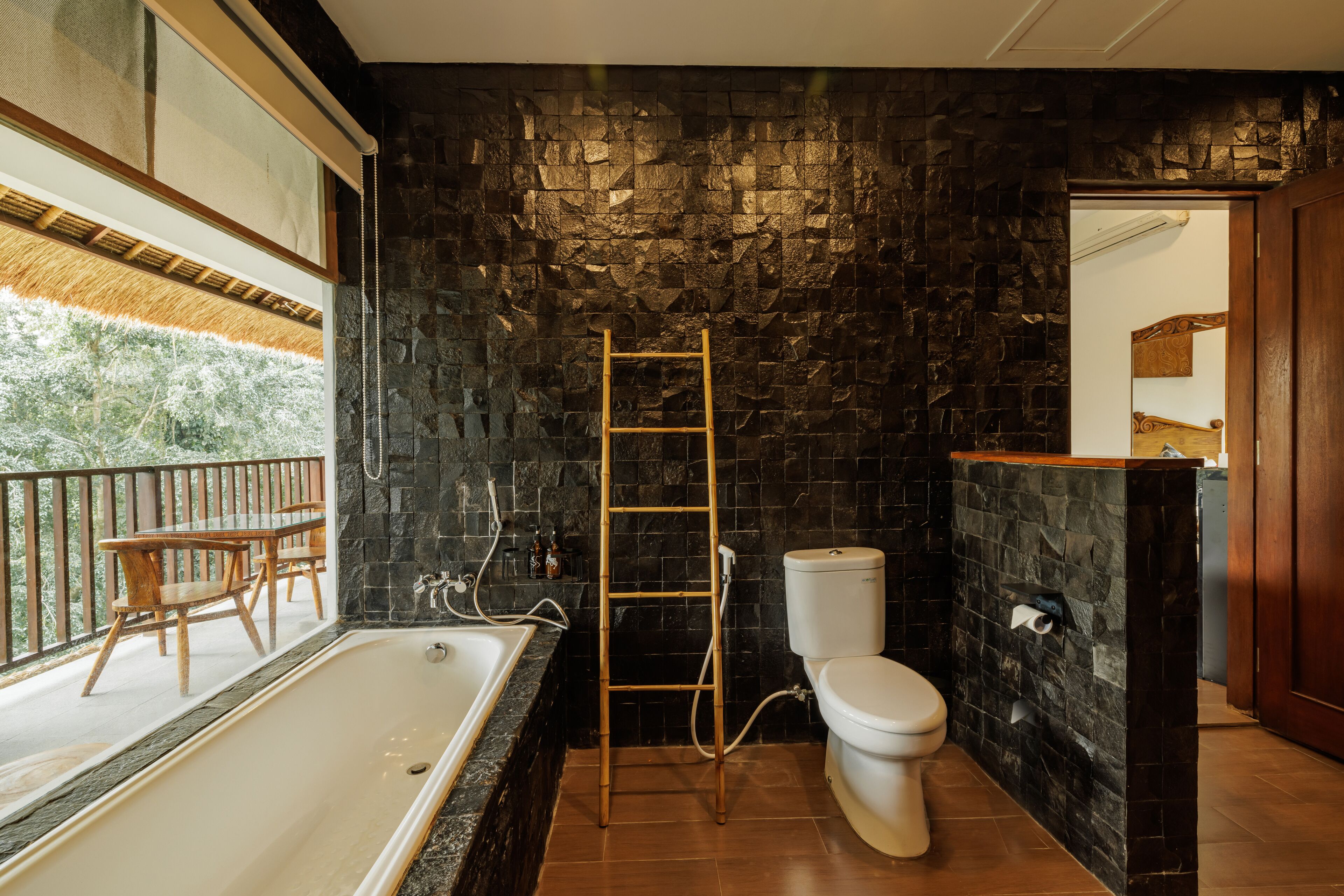 deluxe double or twin room | bathroom | free toiletries, hair dryer, bathrobes, slippers