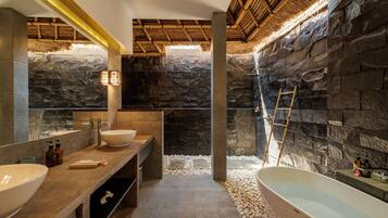 Villa | Baño | Amenidades de baño gratuitas, secadora de cabello, batas, pantuflas