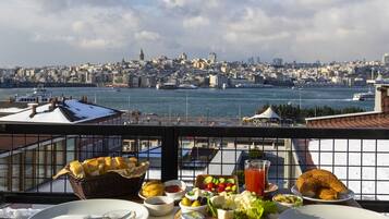 Tägliches nach Wunsch zubereitetes Frühstück (10 EUR pro Person)