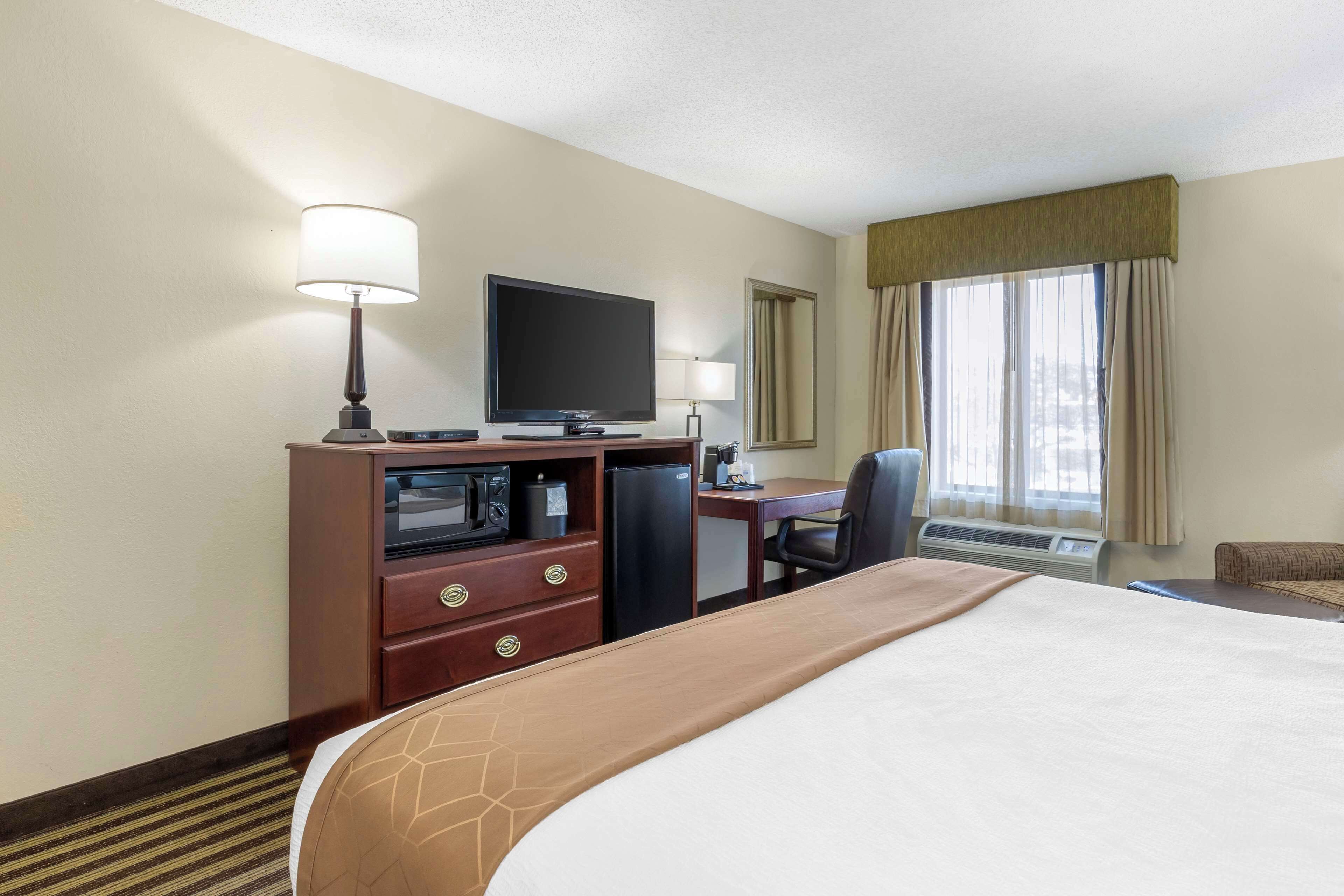 standard room, 1 king bed, non smoking, refrigerator & microwave | 1 bedroom, laptop workspace, iron/ironing board, free cots/infant beds