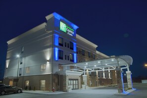 A Holiday Inn Express & Suites hotel with a covered entrance and a parking lot. - Holiday Inn Express & Suites Sidney by IHG (Sidney)
