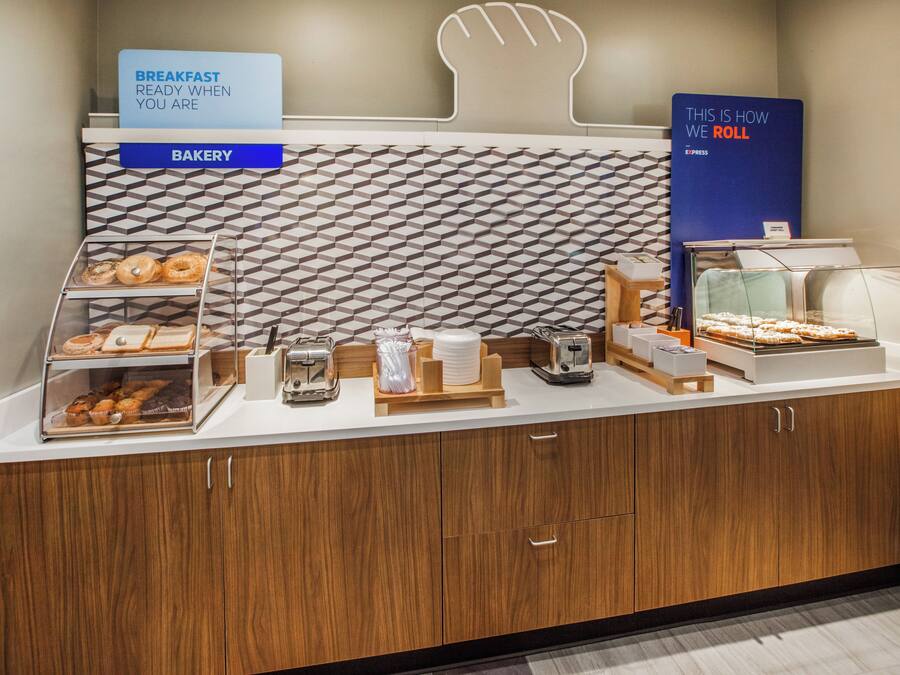 Estação de pequeno-almoço com secção de pastelaria, exposição de pastelaria e indicação da disponibilidade de refeições matinais.