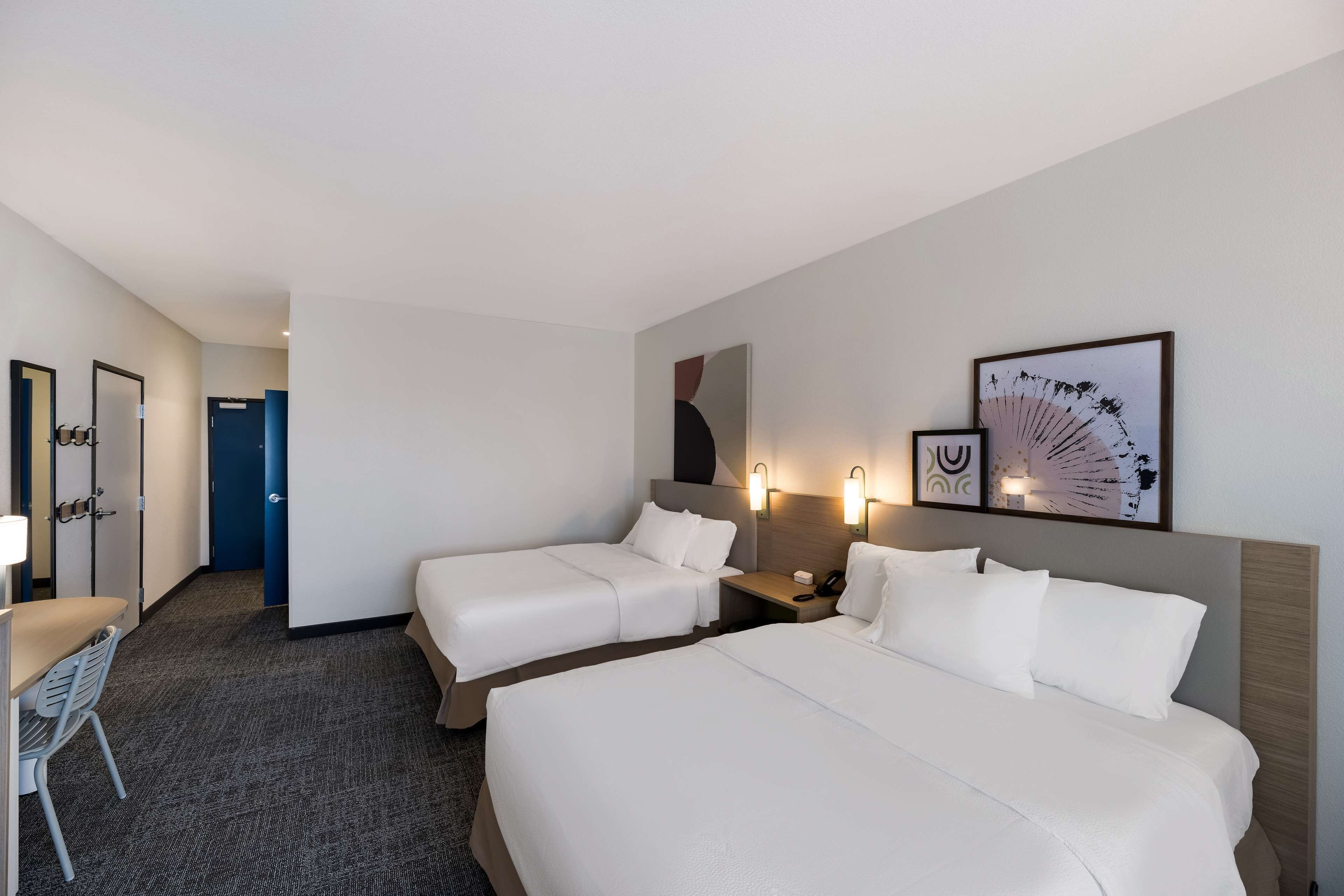 Kamar, 2 Tempat Tidur Queen, akses difabel, bathtub | Meja kerja, ruang kerja ramah laptop, dan tirai kedap cahaya