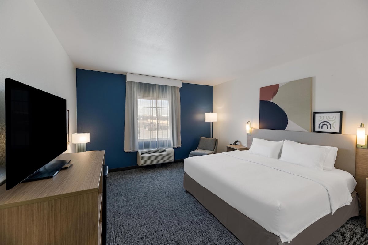 ルーム キングベッド 1 台 バリアフリー 浴槽 | デスク、ノートパソコン用作業スペース、遮光カーテン、アイロン / アイロン台