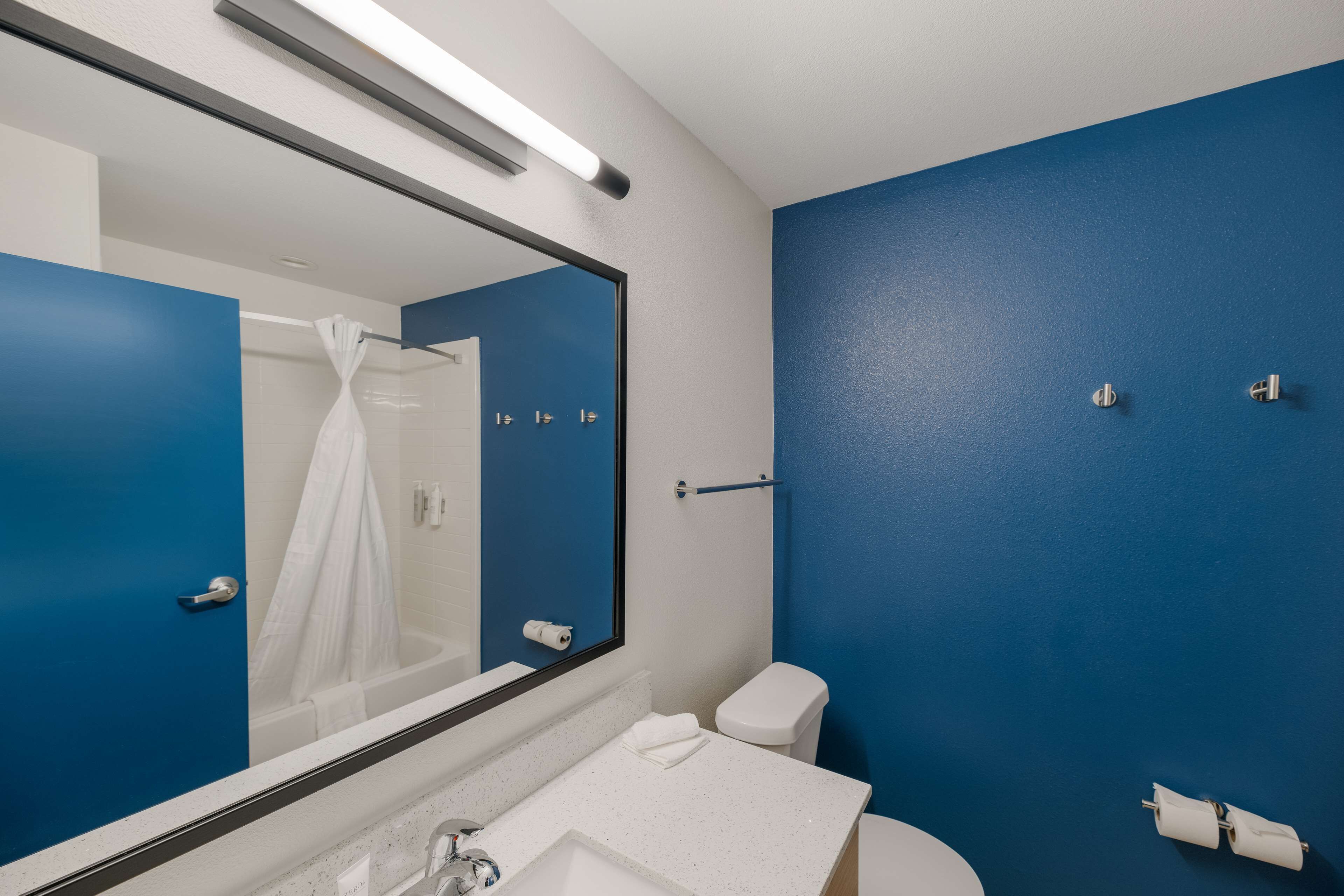 combined shower/bathtub, free toiletries, hair dryer, towels