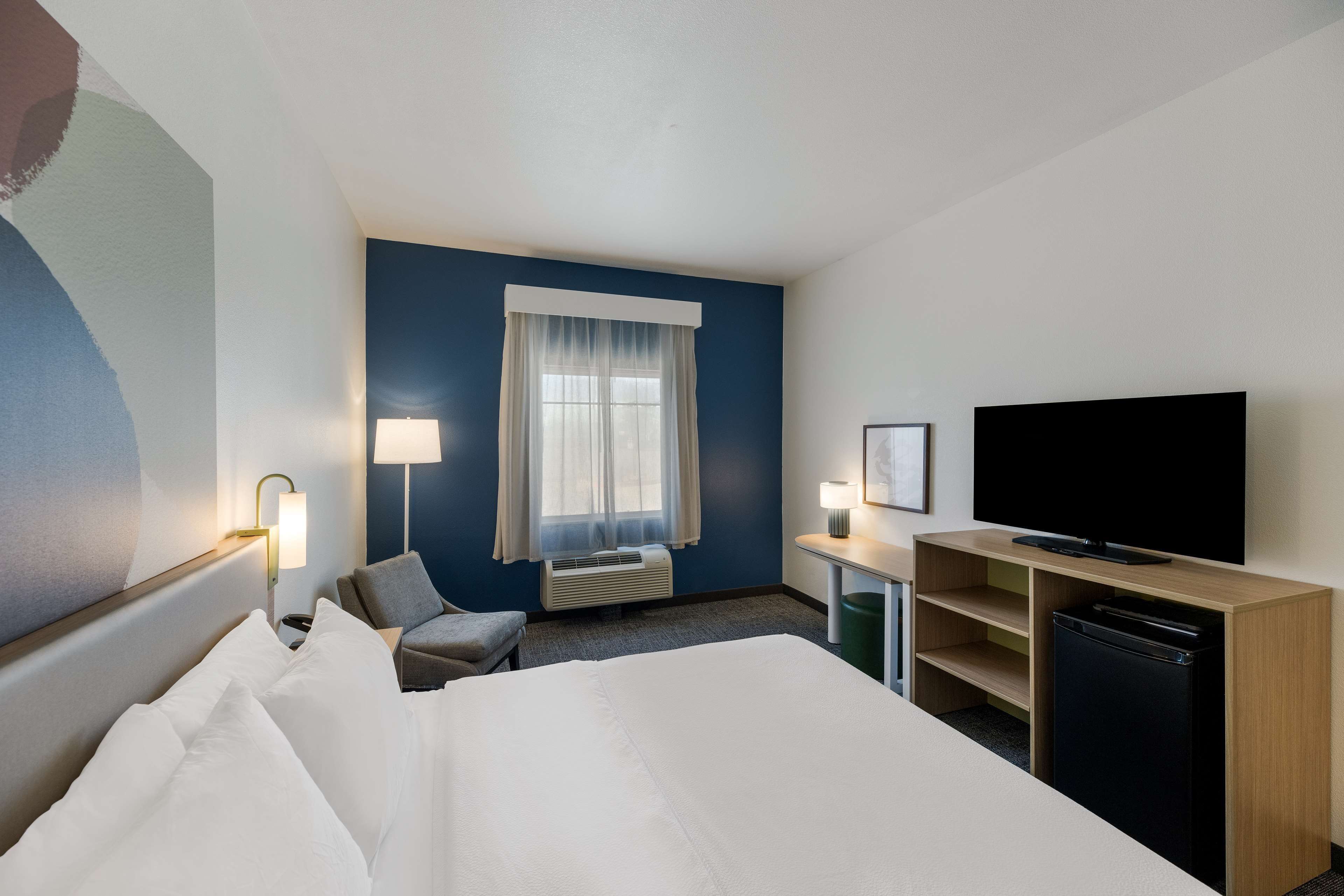 room, 1 king bed, non smoking | desk, laptop workspace, blackout curtains, iron/ironing board