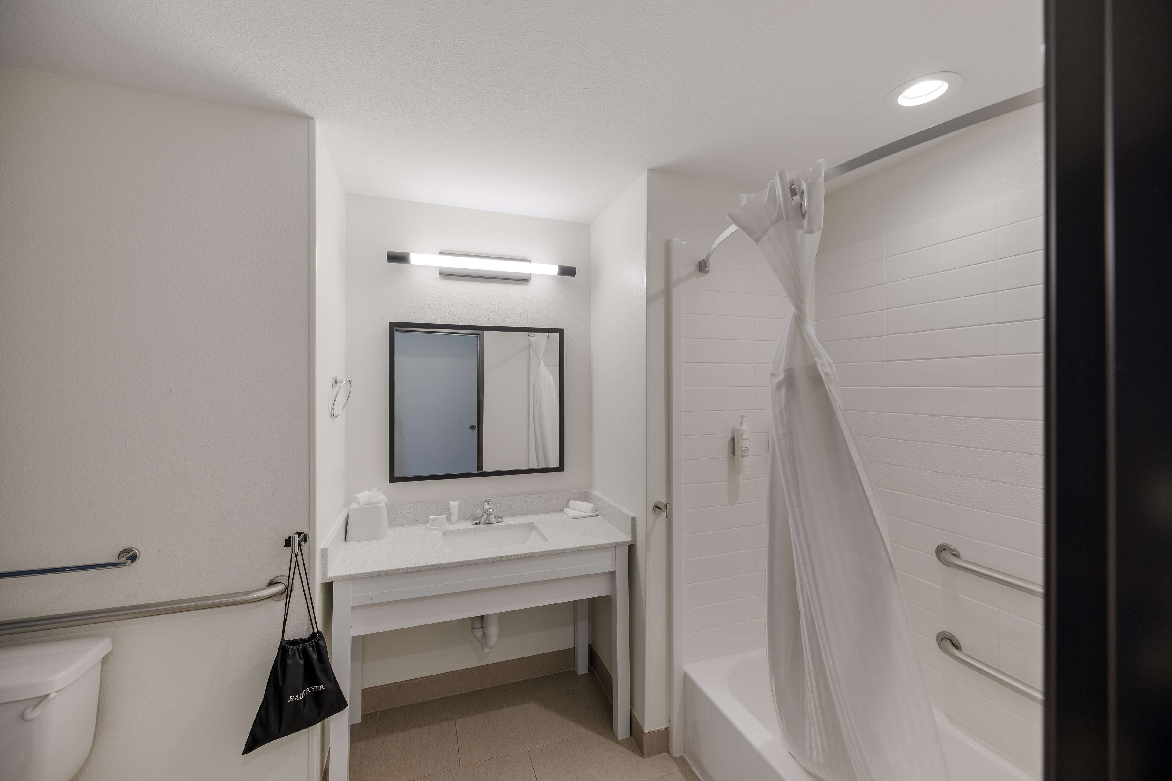 room, 1 king bed, accessible, bathtub | bathroom | combined shower/bathtub, free toiletries, hair dryer, towels