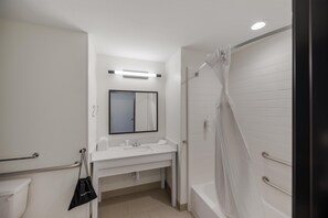 Camera, 1 letto king, accessibile ai disabili, vasca da bagno | Bagno | Combinazione doccia/vasca, set di cortesia gratuito, asciugacapelli
