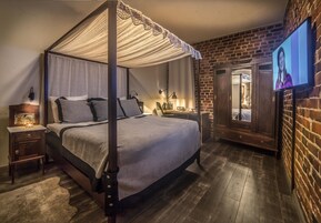 奢华套房, 1 张特大床 | 高档床上用品、特色装修、特色家居、办公桌