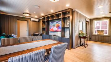 Premium Suite | Premium bedding, individually decorated, individually furnished, desk