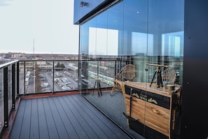 Executive Suite, 1 King Bed, Balcony, Jetted Tub, Sauna | Balcony view