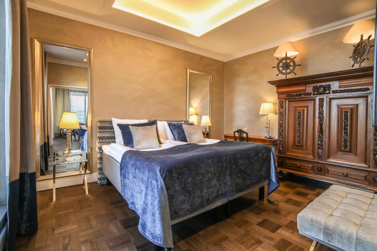 Executive Suite, 1 King Bed, Balcony, Jetted Tub, Sauna | 1 bedroom, premium bedding, individually decorated