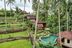 2 outdoor pools, pool loungers