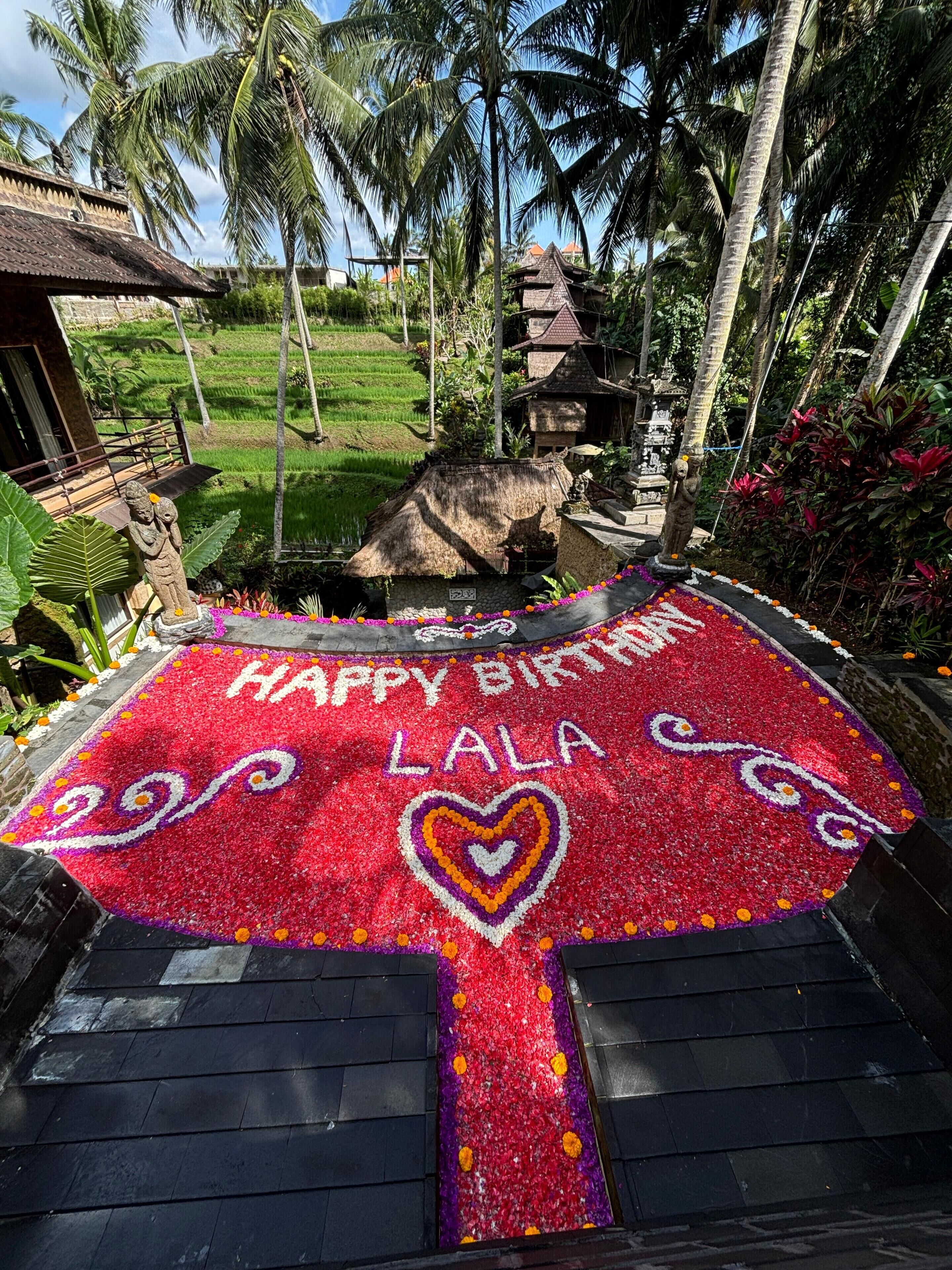 2 outdoor pools, pool loungers