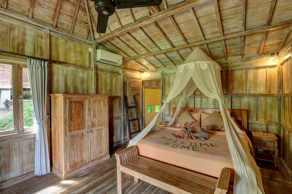 Wooden One-Bedroom Cottage with Rice Field View