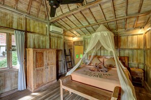 Wooden One-Bedroom Cottage with Rice Field View | 1 bedroom, minibar, in-room safe, individually decorated