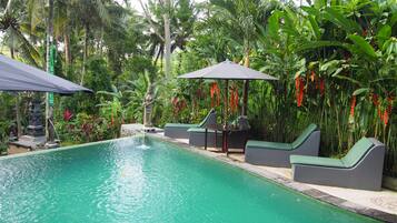 2 Außenpools, Liegestühle