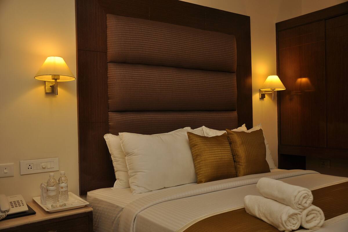 Quarto casal luxo | Roupas de cama premium, edredons de pluma, individualmente mobiliados