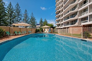 Una piscina al aire libre, una piscina climatizada
