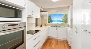 Aircon Apartment, 2 Bedrooms, Ocean View | Private kitchen