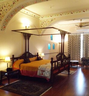 Ropa de cama de alta calidad, minibar y decoración personalizada