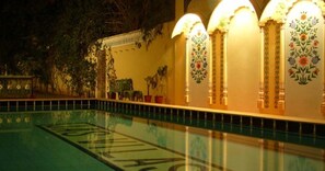 Outdoor pool, sun loungers - Jas Vilas (Jaipur)