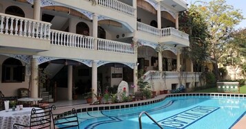 Piscina externa, espreguiçadeiras