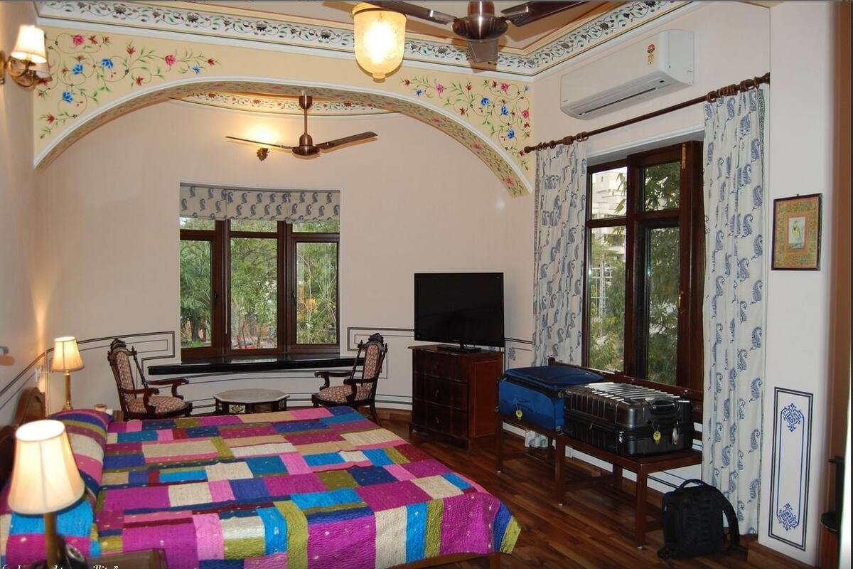 suite, 1 bedroom | premium bedding, minibar, individually decorated, individually furnished