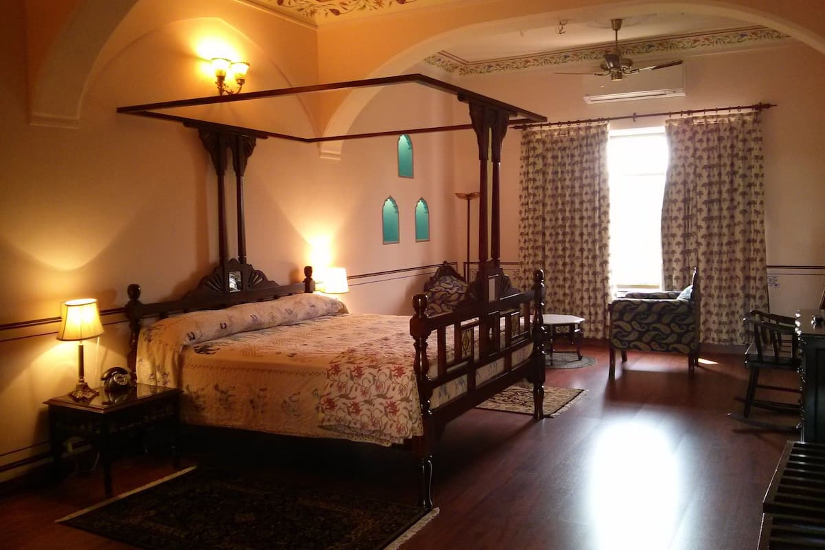 suite, 1 bedroom | premium bedding, minibar, individually decorated, individually furnished