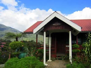Willies Cottage (2 Single, 2 Queen, 3 bunk beds)  - Mile 36 Lodge (Ranau)