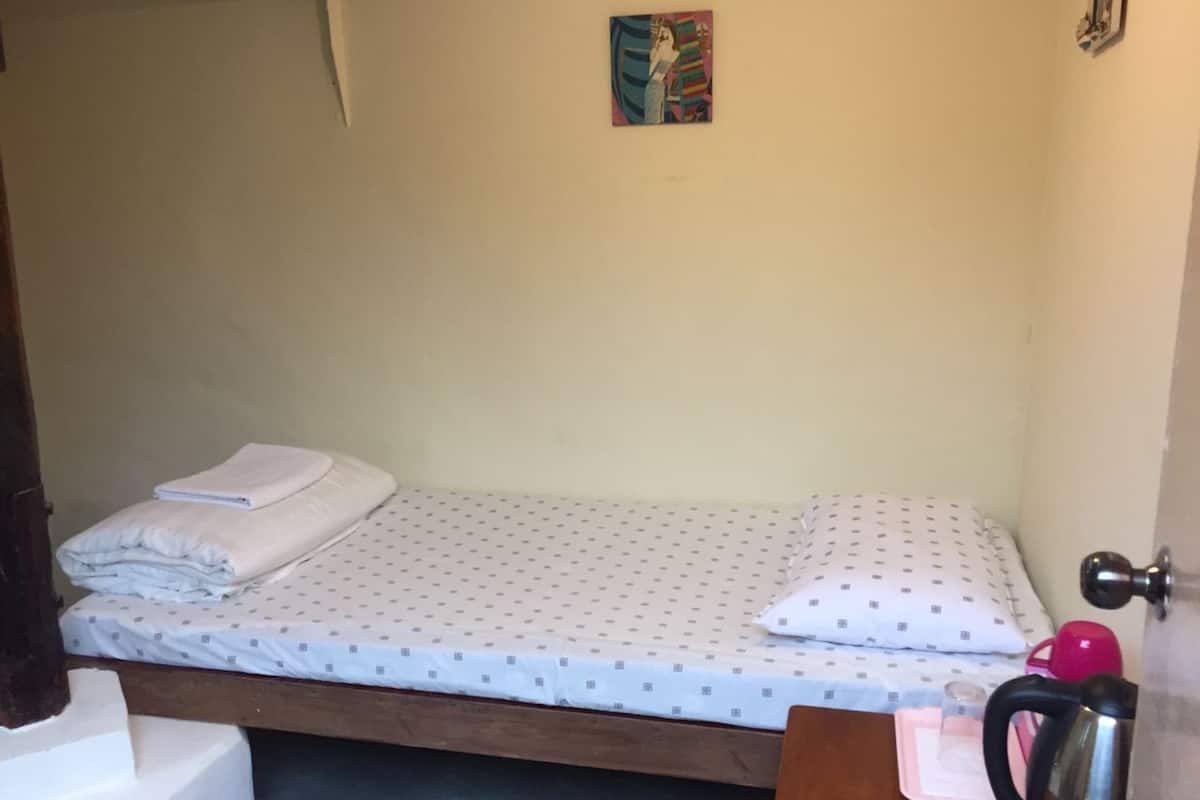 Eenvoudige eenpersoonskamer, 1 slaapkamer | 1 slaapkamer, beddengoed