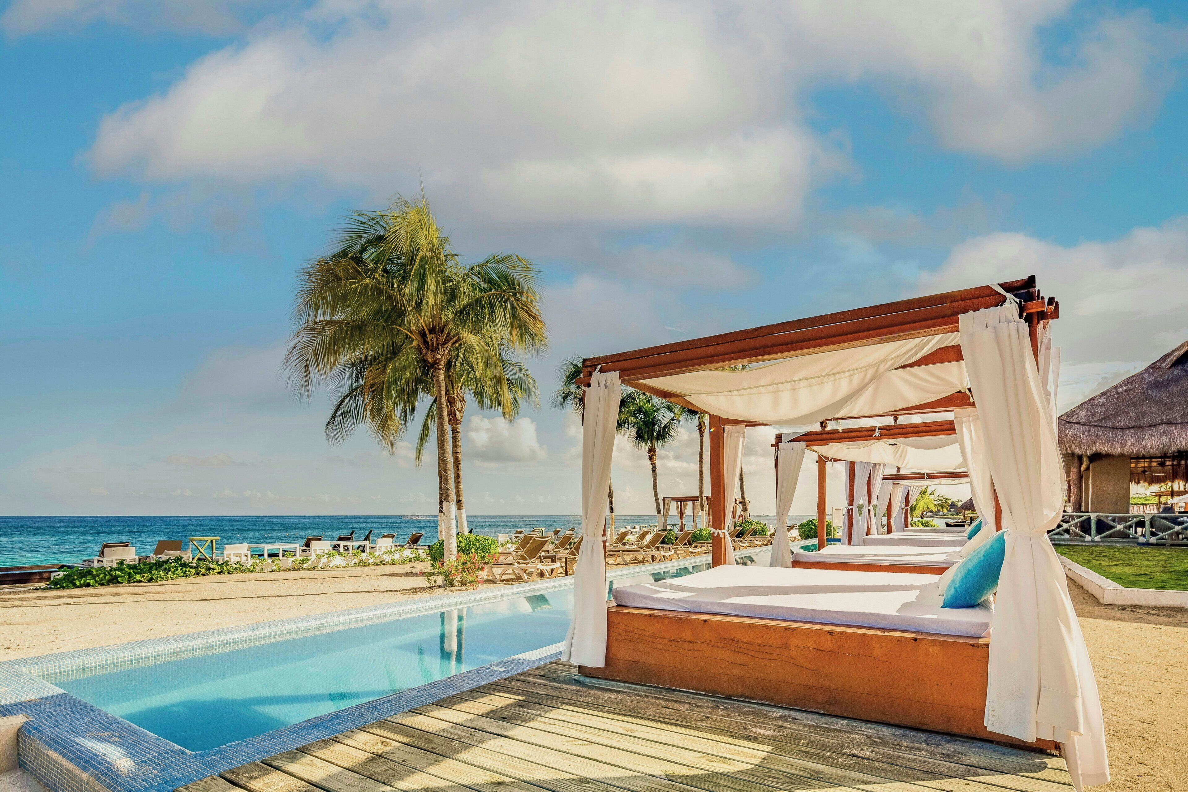 Playa privada cerca, cabañas de uso gratuito, tumbonas y sombrillas